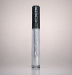 Batom Gloss labial efeito latex com brilho intenso e partículas de glitter, acabamento espelhado.