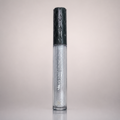 Batom Gloss labial efeito latex com brilho intenso e partículas de glitter, acabamento espelhado.