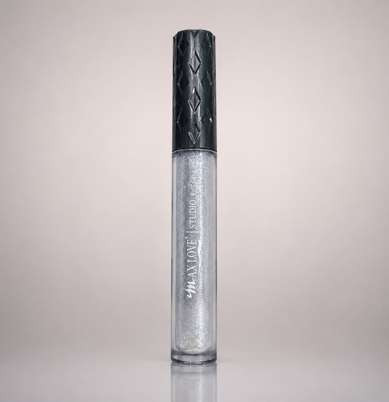 Batom Gloss labial efeito latex com brilho intenso e partículas de glitter, acabamento espelhado.