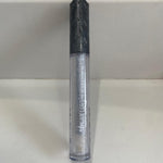 Batom Gloss labial efeito latex com brilho intenso e partículas de glitter, acabamento espelhado.