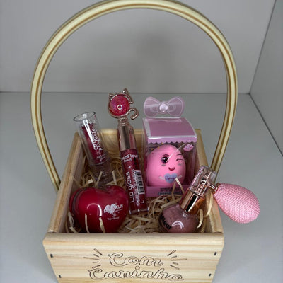 Kit Maquiagem Cesta Sweet Love – Gloss Gatinho, Batom Duo, Lip Balm Coração, Pó de Fada, Esponja de Maquiagem e Sacola Personalizada (Cortesia)