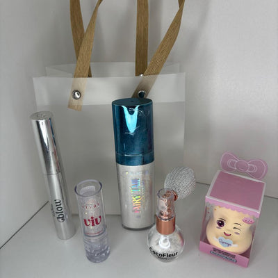 Kit Maquiagem para Presente Completo Sacolinha Premium – Máscara Ruby Rose, Iluminador Fairy Tale, Batom Hidratante, Pó de Fada, Espelhinho e Sacola Personalizada