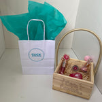 Kit Maquiagem Cesta Sweet Love – Gloss Gatinho, Batom Duo, Lip Balm Coração, Pó de Fada, Esponja de Maquiagem e Sacola Personalizada (Cortesia)